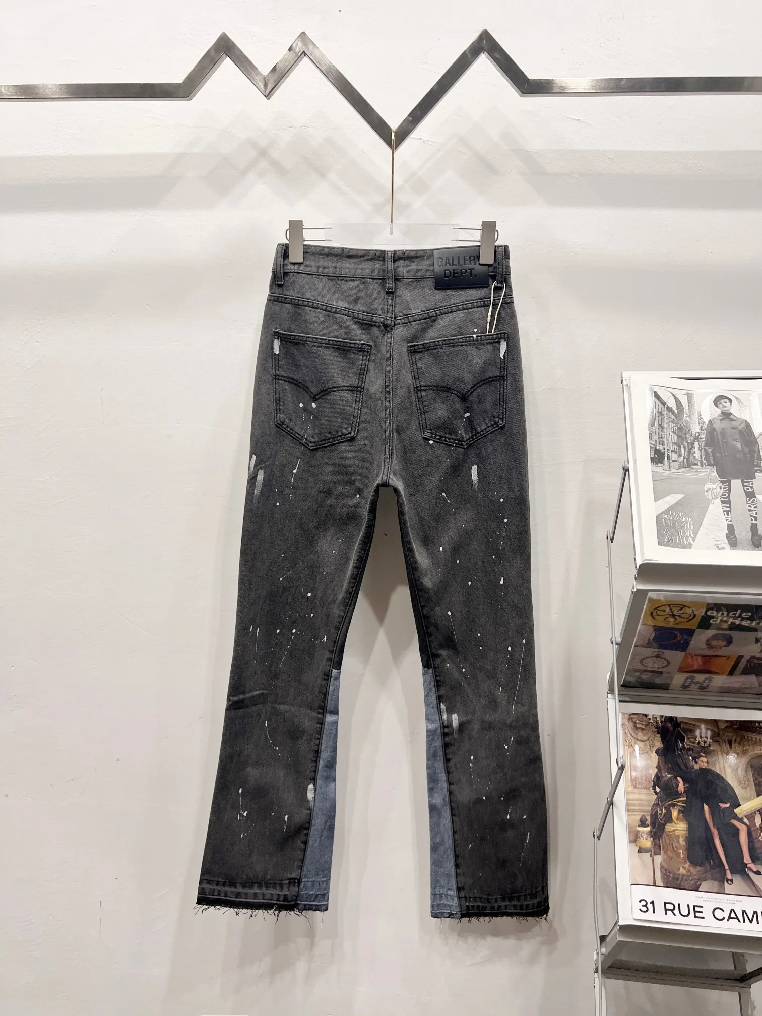 P240 Style number: (A001) GALLERY DEPT. 2025 new splash-ink hand-painted letters splicing couple style loose washed flared jeans 🔥High version🔥High version🔥 Top ceiling quality Styles with different washed textures are very friendly to people with thin legs and thick legs. The slightly flared version is very flattering. Moderate length that never goes out of style, easy to match with casually, basic styling for various styles, a must-have in the wardrobe! The fabric is stiff but also makes the upper body soft without losing texture. The washing process is even more perfect. It is a must-have item for everyone! ! ! Washed wheat, tag, pants label, three complete labels Color: washed black, washed blue Size: 28, 30, 32, 34 (four sizes)